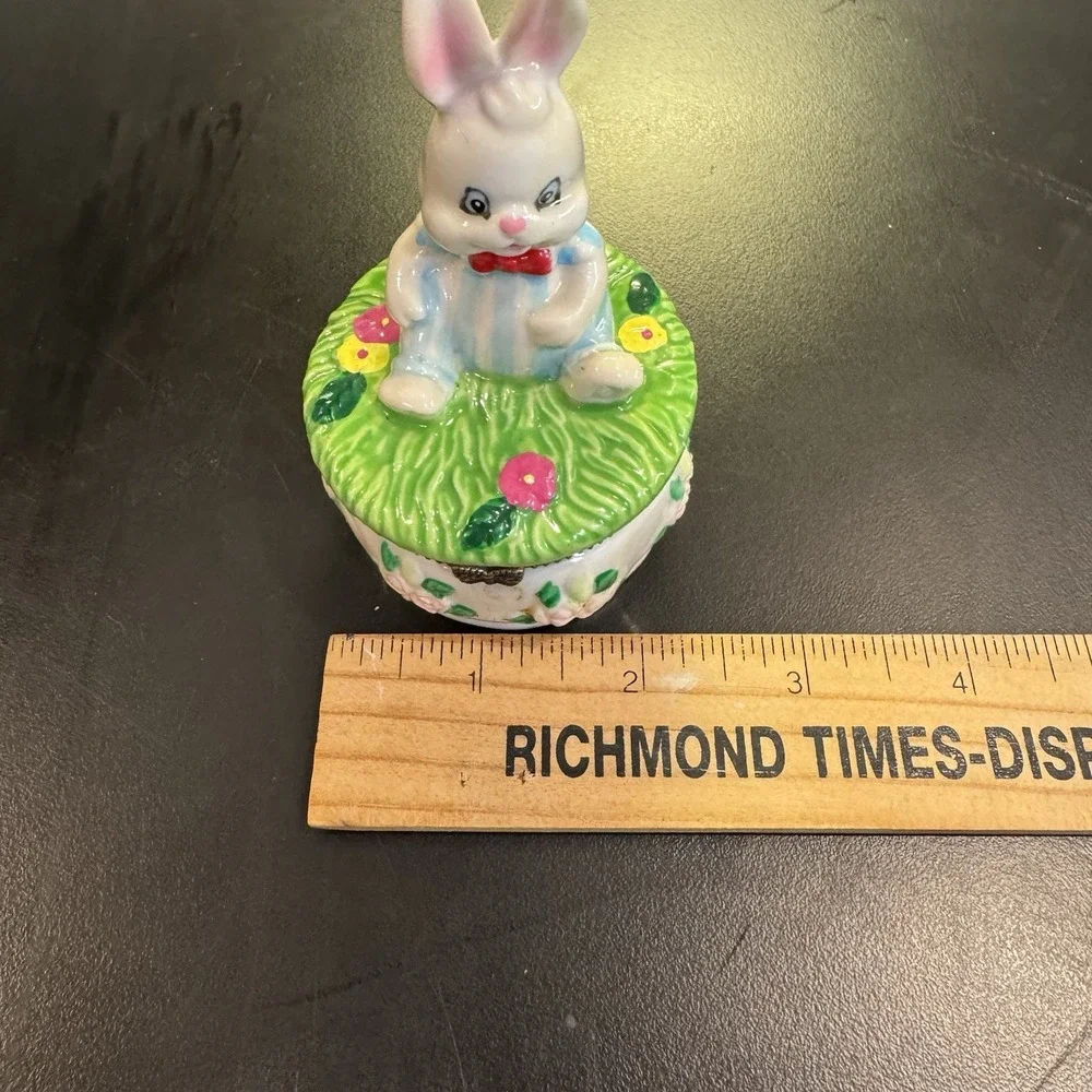 Trinket‎ Box Bunny Rabbit Porcelain Easter Tight Bow Hinge Vintage 4